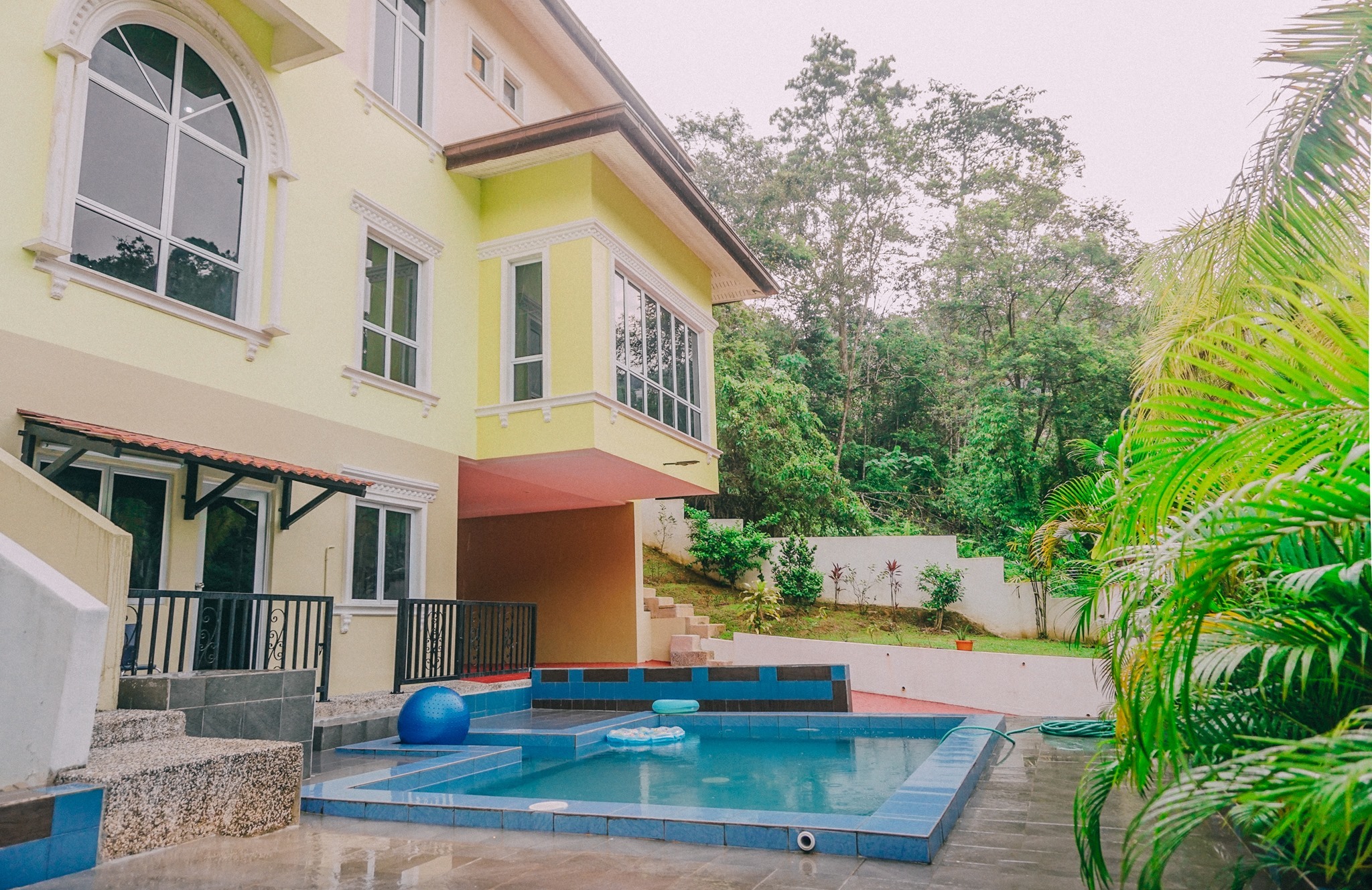Bentong Nature Getaways Uni Hill Villa Spacious 5 Bedroom Villa Stay With Amazing Views 16 Persons Pool Bbq Karaoke Seek Sophie