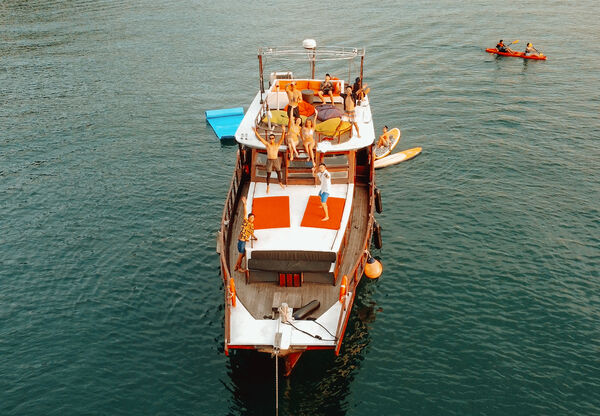 5-Hr Vintage Junk Boat | Unique Pet-Friendly Boat!