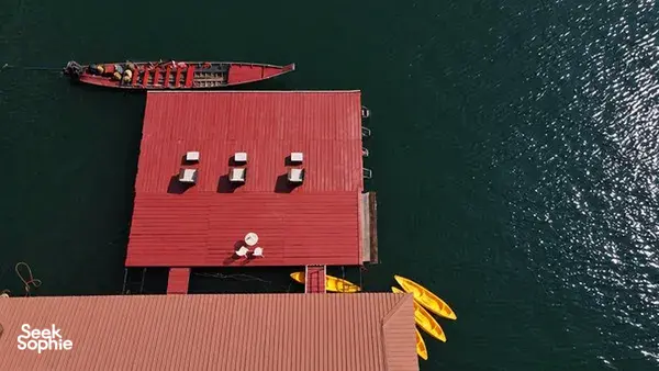俯瞰丘兰湖上的长尾船与浮动栈桥,呈现考索湖畔奢华住宿巡游景致