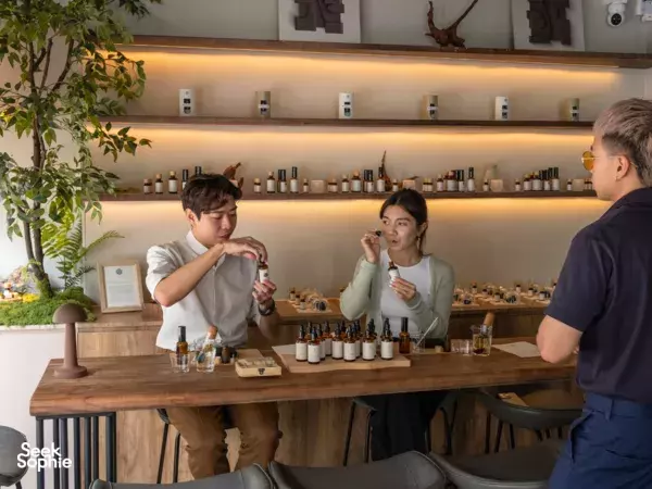 Participants sampling scent vials at Hyuuga’s natural pillow mist experience in Singapore, with the host guiding