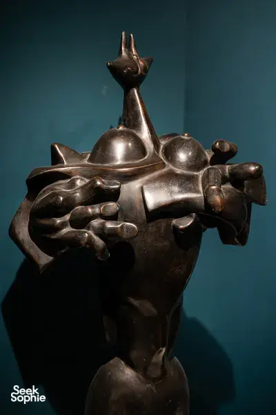 Patung perunggu di dalam lemari pajang di Museum Seni Quang San dalam tur seni Vietnam berpemandu ahli di Ho Chi Minh City