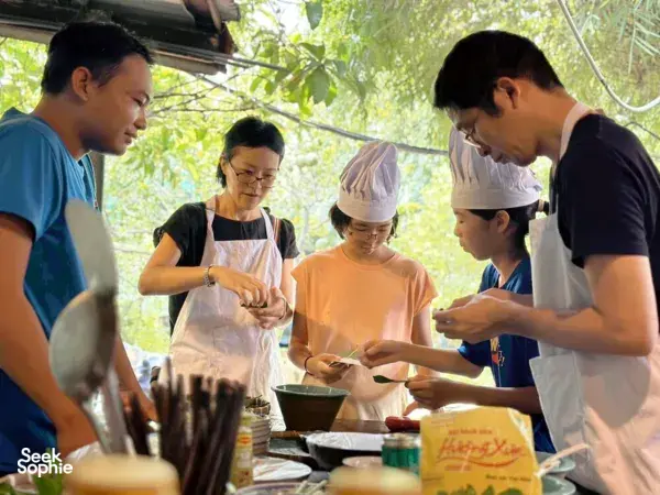 在本地农场做越南菜 | 市场、骑行 + 烹饪