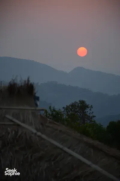Matahari terbenam di banjaran gunung berkabus di Xishuangbanna, Yunnan, menghadap landskap teh purba dalam perjalanan 3 hari
