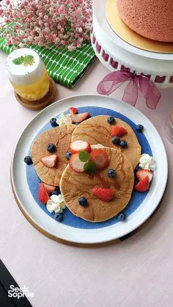TCM-inspired teatime pancakes with berries on a blue platter at a Singapore workshop, hands-on workshops in Singapore