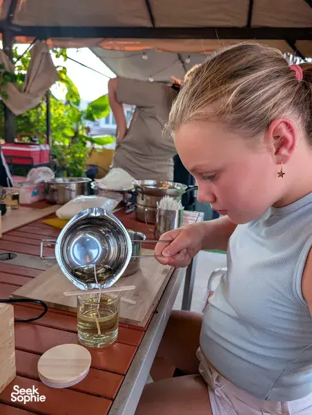 Buat Lilin Organik dari Lebah yang Diselamatkan di Tempat Rahasia di Atas Atap
