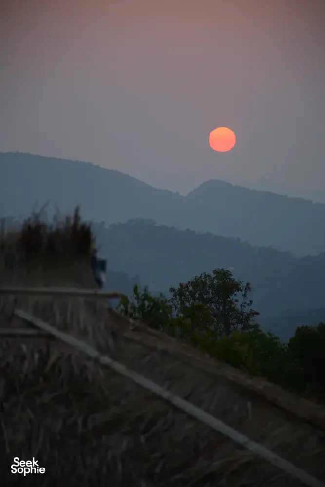 Matahari terbenam di banjaran gunung berkabus di Xishuangbanna, Yunnan, menghadap landskap teh purba dalam perjalanan 3 hari