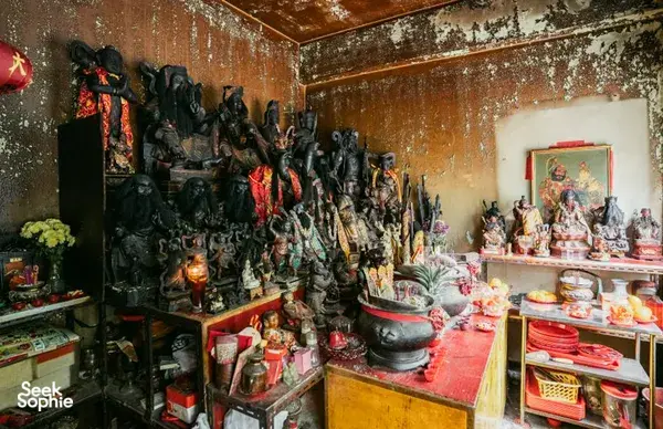 Interior toko yang penuh dengan figurina, mangkuk, dan lilin di dekat Jalan Besar, dijelajahi bersama Hidden Heritage di Singapura — hidden gems Singapura