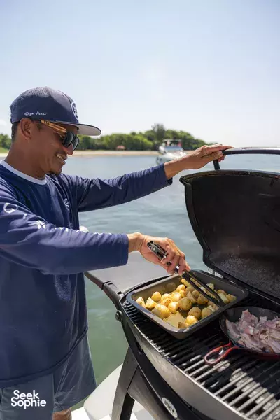 4-Hr Yacht Celebration Package with BBQ & Drinks