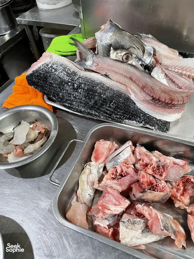 Ikan segar tersusun di atas dulang logam di pasar basah Singapura semasa lawatan ikan Kantonis Chinatown Pasar Fish