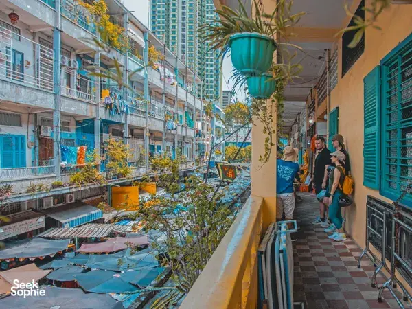 由当地人带领，在胡志明市狭窄小巷中骑行，穿过阳台、晾衣绳和色彩缤纷的庭院，旅人一路同行