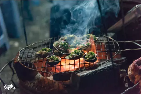 Hidden Alley Food Tour in Hanoi 
