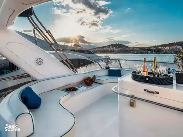 4 Hour Yacht to Lazarus | Complimentary Decor for Special Occasions!