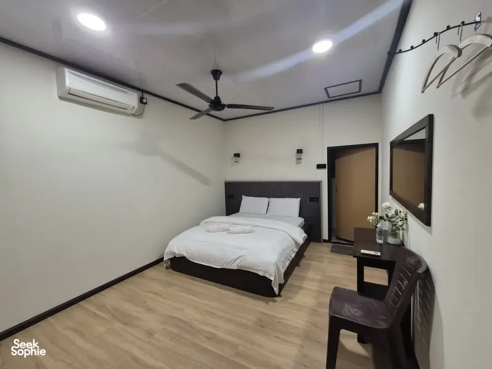 Clean bedroom at Sukau Greenview Lodge in Sandakan for a relaxing stay connected to the Kinabatangan River