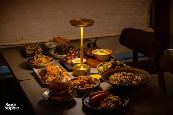 bar koktail intim The Artisan Event di Singapura, dengan hidangan pembuka dan sajian dalam suasana temaram untuk pengalaman bersantap privat di Singapura