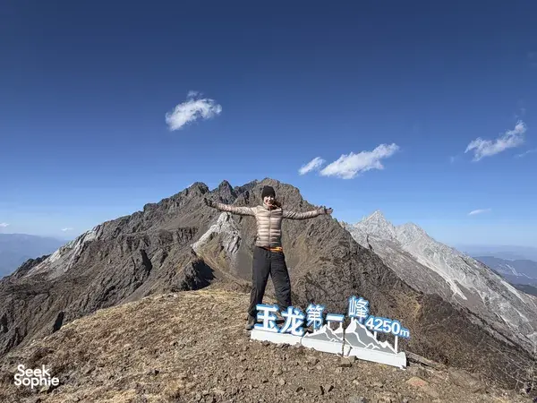 导游带领的一天徒步登山，登上翡翠龙山的第一峰｜避开人群