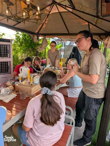 Buat Lilin Organik dari Lebah yang Diselamatkan di Tempat Rahasia di Atas Atap