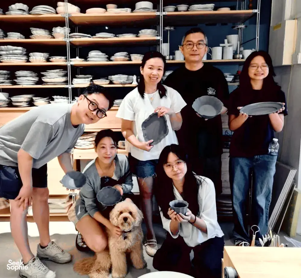 Sekumpulan peserta bergambar dengan mangkuk seramik lukisan tangan semasa bengkel membuat pinggan gaya Eropah antik di studio tembikar di Singapura