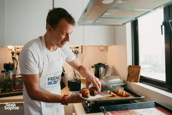 Eric membentuk doh croissant di French Cooking Lab, Singapura, semasa sesi kelas bakeri bersama cef Perancis