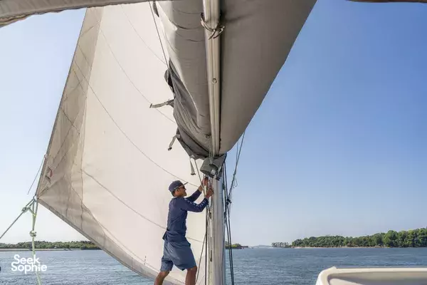 4-Hr Yacht Celebration Package with BBQ & Drinks