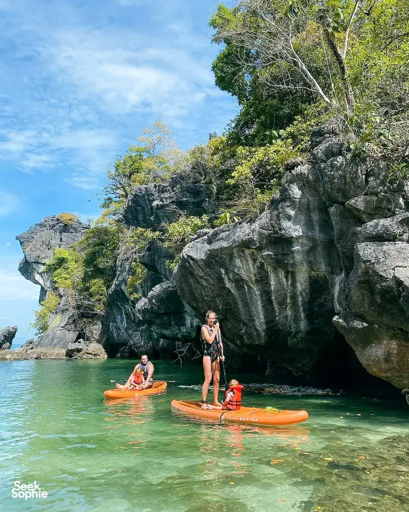 兰卡威丹绒鲁外海的岩石小海湾里,立式桨板轻轻滑行,四周是陡峭的石灰岩峭壁
