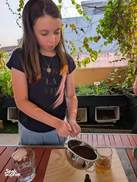 Buat Lilin Organik dari Lebah yang Diselamatkan di Tempat Rahasia di Atas Atap