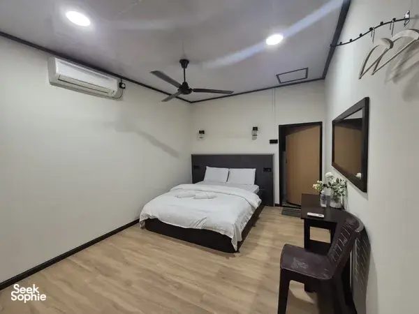 Clean bedroom at Sukau Greenview Lodge in Sandakan for a relaxing stay connected to the Kinabatangan River