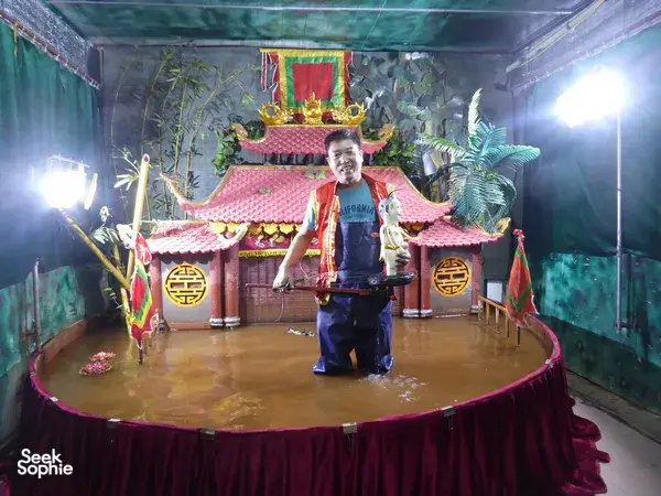 Dalang dari Bamboo Life menampilkan pertunjukan wayang air tradisional Vietnam di panggung tergenang dalam sebuah pertunjukan privat di Hanoi