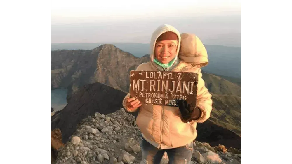 Rinjani's First Woman Guide