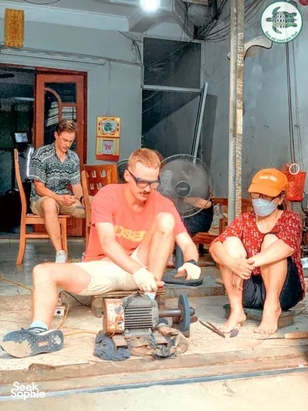 Tempa Pisau Sendiri di Desa Pandai Besi Bersejarah