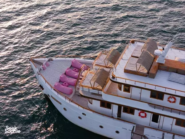 4D3N Komodo Adventure | Luxurious & Spacious Classic Wooden Yacht Experience