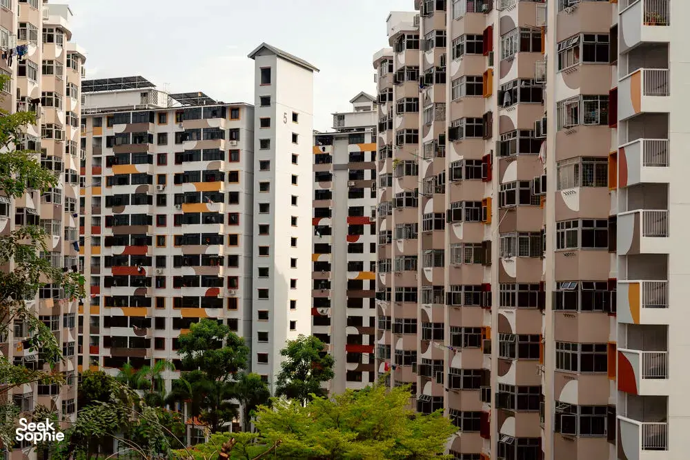 Menghadap deretan flat sewa HDB berwarna pastel di Singapura, tempat Hidden Heritage menyingkap kisah-kisah tersembunyi — permata tersembunyi Singapura