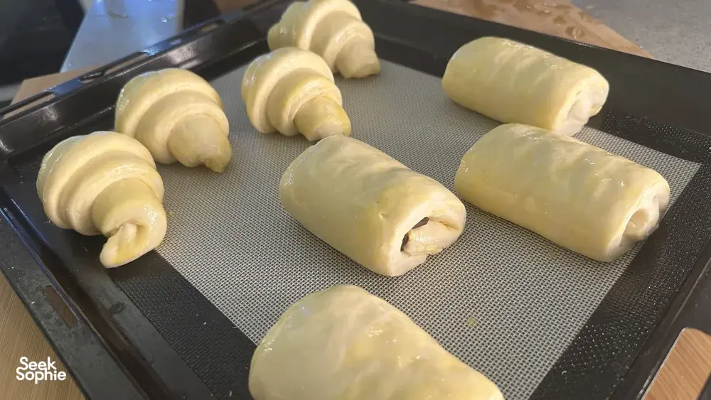 Potongan doh croissant tersusun di atas dulang pembakar beralas tikar silikon, sebahagian daripada bengkel French Cooking Lab di Singapura