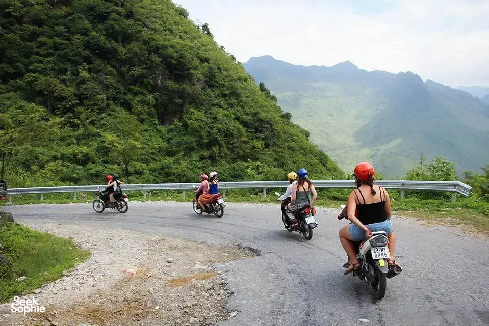 骑摩托车的人停在河江山谷间安静的山路上，进行河江环线轻松骑行