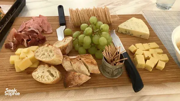 Panggang Baguette Perancis & Nikmati Sunset Charcuterie