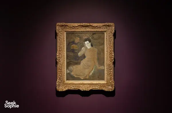 Lukisan potret berbingkai emas tergantung di dinding ungu di ruang pamer Museum Seni Quang San, Kota Ho Chi Minh