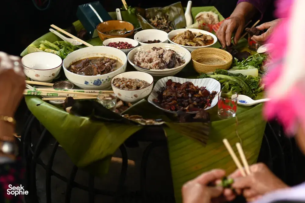Hidangan kongsi ala masyarakat pribumi dengan pelbagai juadah dan alas daun di Xishuangbanna, disajikan dalam perjalanan budaya teh