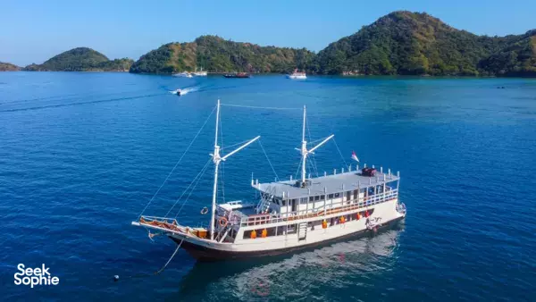 2D1N Join-In Komodo Trip | Rare Kayaking Adventure + Rangko Cave Visit