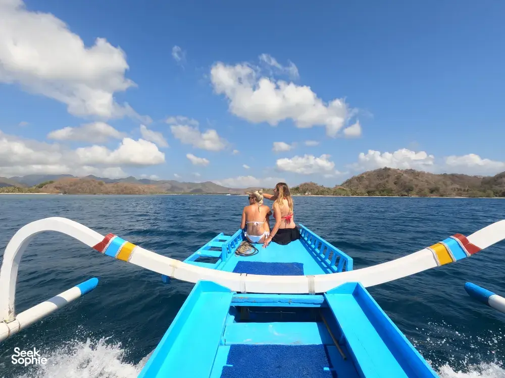 Dari dek bot, para pengembara duduk menghadap ufuk sambil merentasi perairan terbuka menuju Secret Gilis di luar pantai Lombok untuk pengalaman snorkeling peribadi