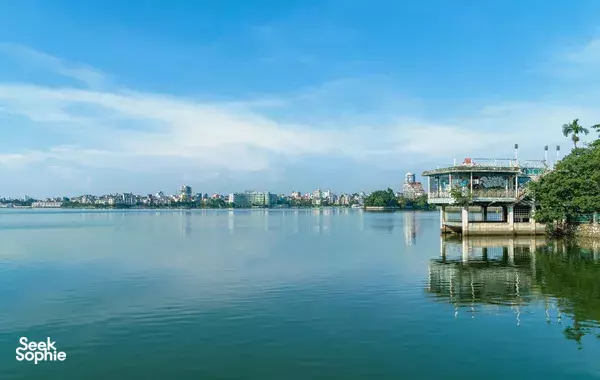 避开人群,享受河内:西湖的悠闲骑行之旅