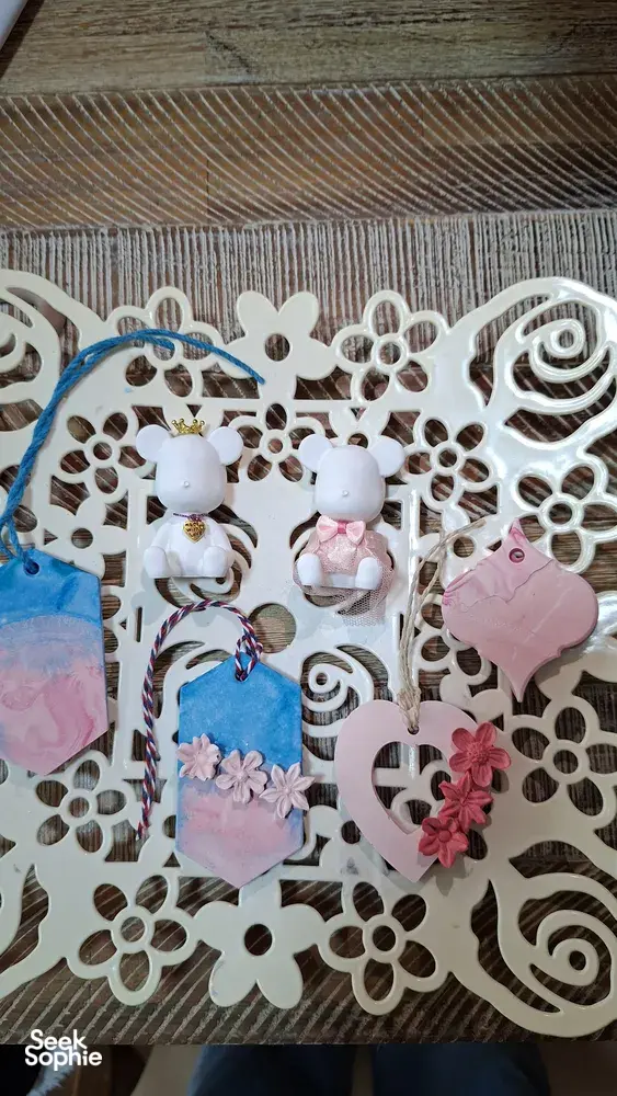 Pink and blue marble scent stone charms on a decorative tray, gift-ready for class purchases at workshops in Singapore
