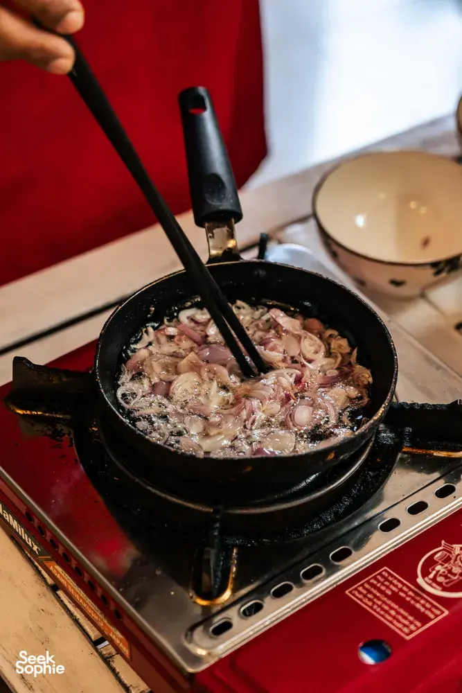 会安 Jolie 烹饪课：便携炉上，平底锅里洋葱和肉滋滋作响，客人们动手制作越南家常菜