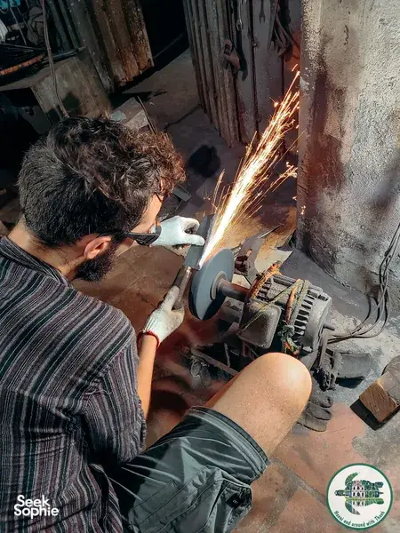 Tempa Pisau Sendiri di Desa Pandai Besi Bersejarah