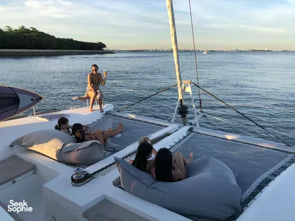 4-Hr Yacht Celebration Package with BBQ & Drinks