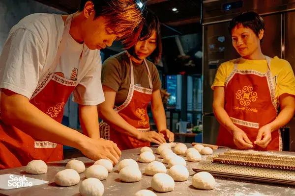 Warisan Kuliner Prancis di Hanoi: Kelas Membuat Bánh Mì & Meracik Kopi