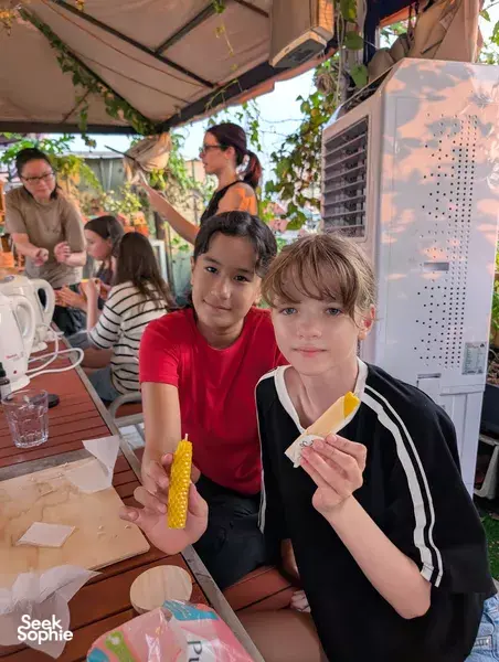 Buat Lilin Organik dari Lebah yang Diselamatkan di Tempat Rahasia di Atas Atap