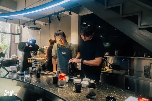 与塑造西贡咖啡文化的人一起烘焙咖啡