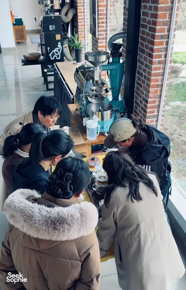 Guests gathered around coffee-making equipment while learning from the family team at Seeker Yunnan Coffee Estate in Lijiang