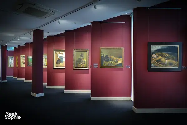 Pengunjung melihat karya seni Vietnam di ruang galeri Museum Seni Quang San dalam tur berpemandu ahli di Ho Chi Minh City
