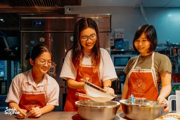 Warisan Kuliner Prancis di Hanoi: Kelas Membuat Bánh Mì & Meracik Kopi