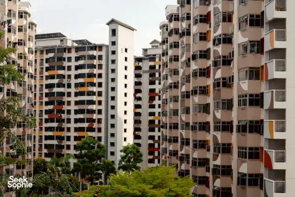 Menghadap deretan flat HDB sewaan berwarna pastel di Singapura, tempat Hidden Heritage mengungkap kisah-kisah tersembunyi — hidden gems Singapura